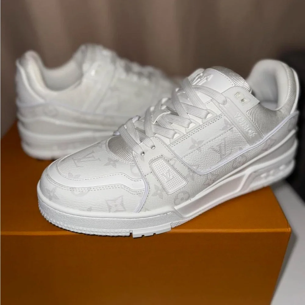 Louis Vuitton Sneakers, NIB, Box, dust bags, and 2 sets of laces! US 9 - Picture 6 of 7